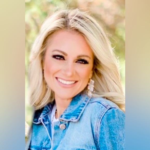 Meet your Posher, Jennifer - Picture 1 of 1